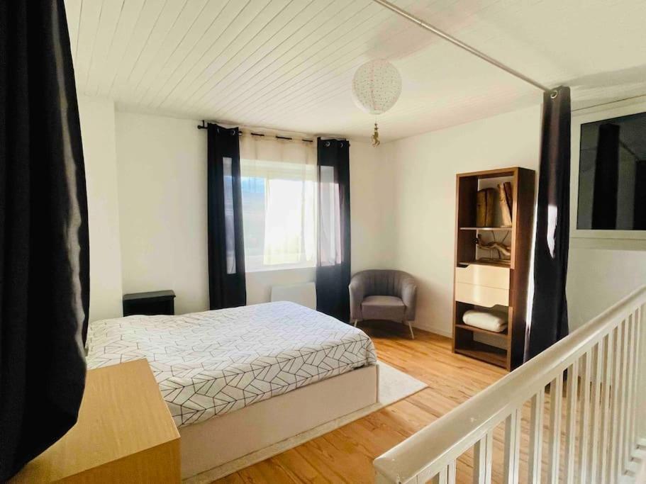 Agreable Maison De Village Avec Balcon Roiffieux Экстерьер фото